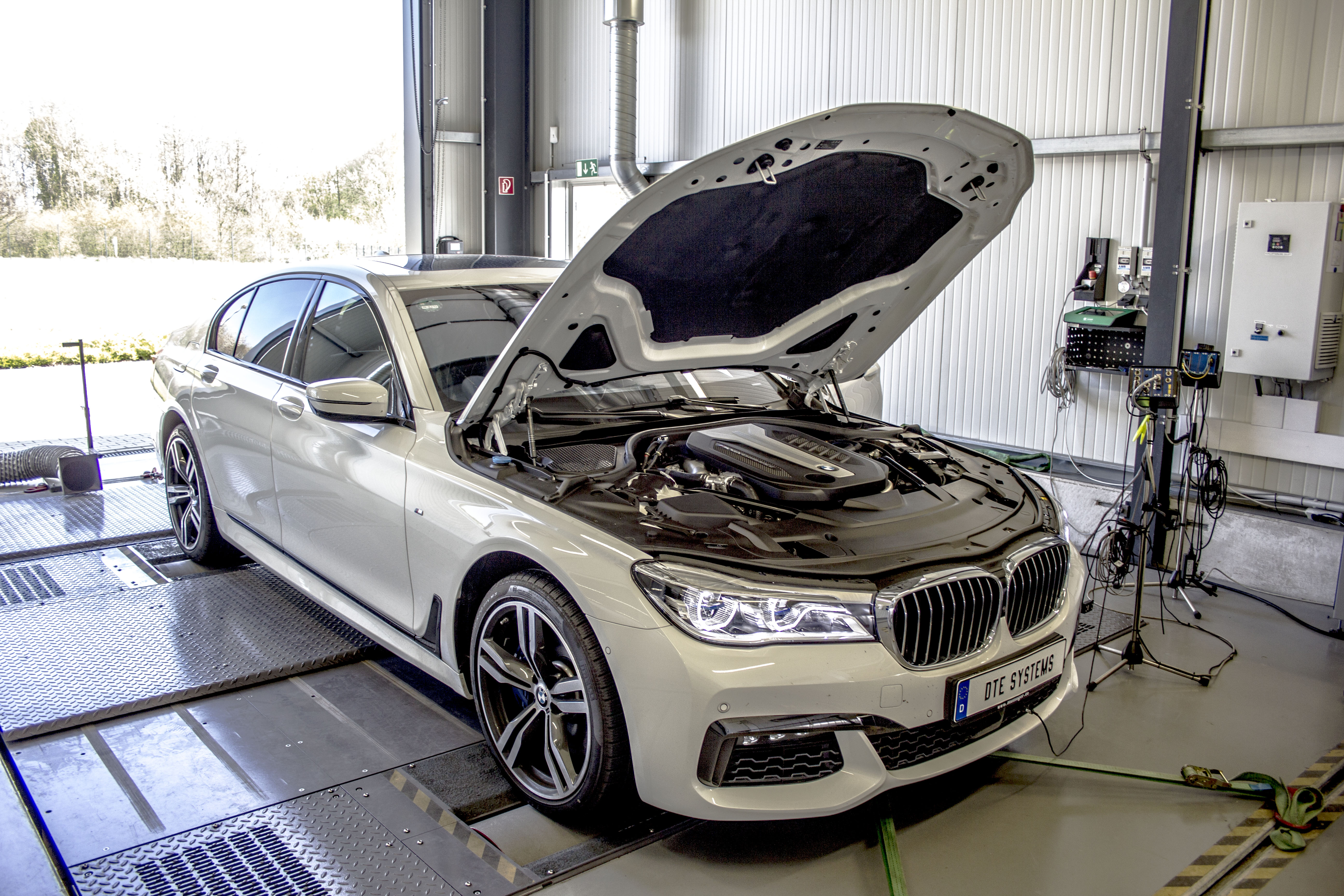 BMW 750d NAJSILNEJŠÍ NAFTOVÝ MOTOR TERAZ EŠTE SILNEJŠÍ